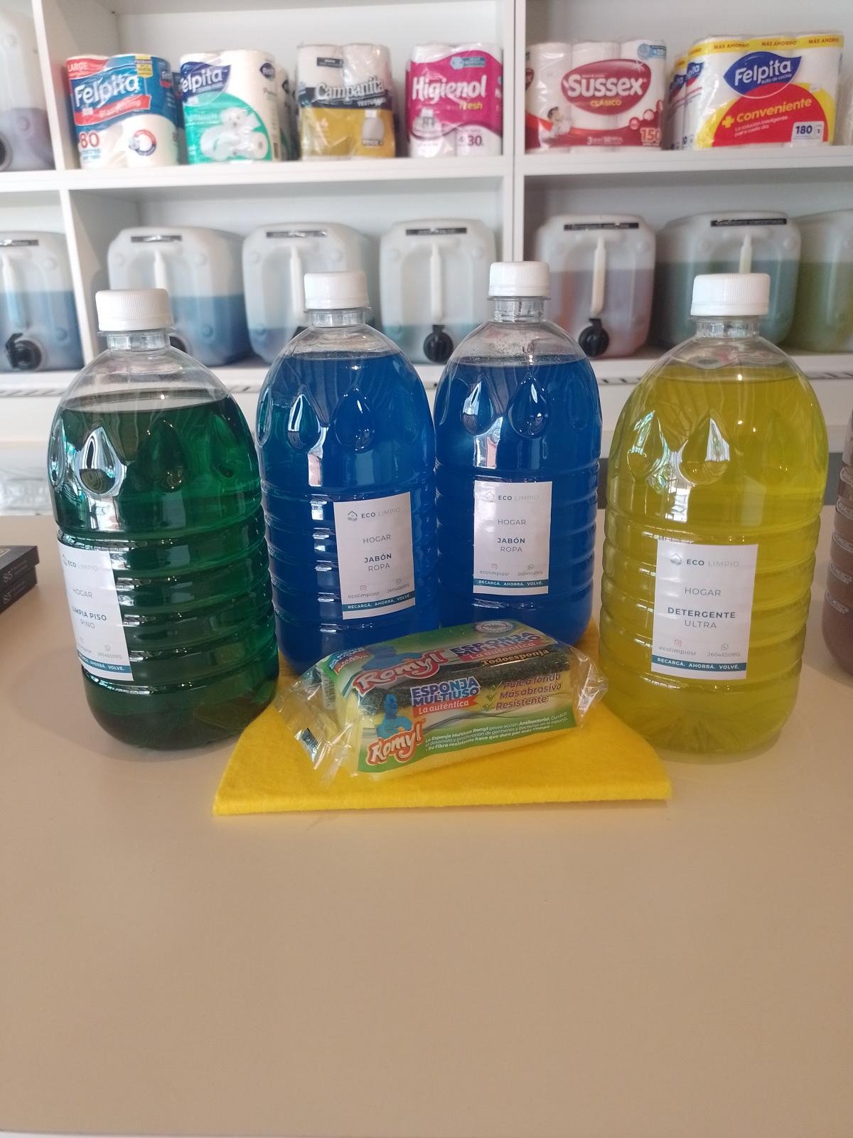 2 litros jabón eco, 1 litro detergente, 1 litro limpiador de piso, 1 esponja y 1 paño multiuso 